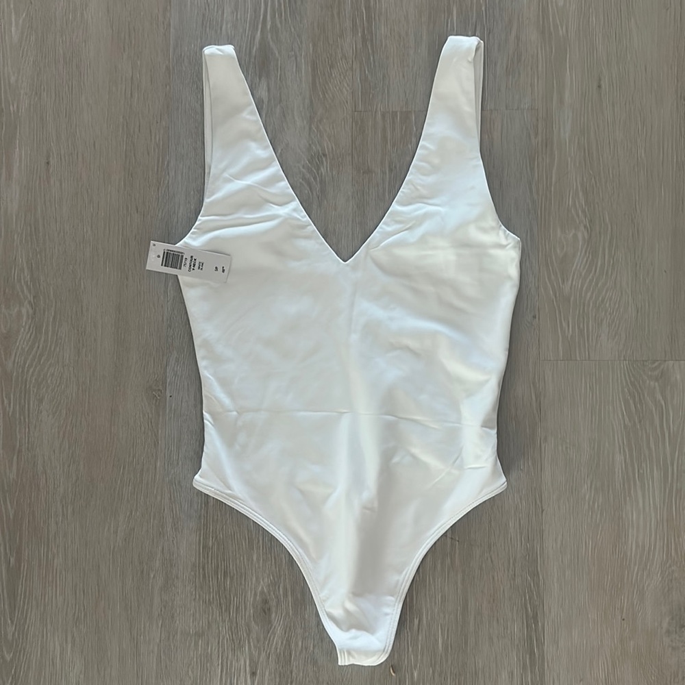 Babaton contour, V-neck bodysuit